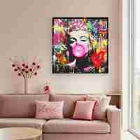 תמונת LED מרילין מונרו עם מסטיק ולב ניאון – הדפס משודרג עם מריחות צבע, מופעלת על סוללות עם שלט רחוק מידה 83*83 ס