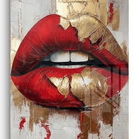 תמונת זכוכית עם שפתיים אדומות ונגיעות זהב בעיצוב מודרני, נועז ויוקרתי לקיר הבית