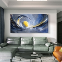 תמונת זכוכית לרוחב אבסטרקטית בגווני כחול וזהב עם ליבה זוהרת לעיצוב סלון מודרני