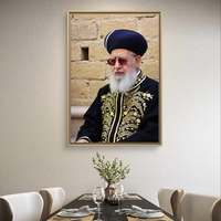 תמונת קנבס אנכית של רב יהודי בלבוש מסורתי שחור וזהב, תלויה מעל שולחן אוכל בעיצוב קלאסי.