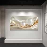 תמונת זכוכית לרוחב עם גלים מבריקים בגווני שמנת וזהב ושתי בועות זכוכית בעיצוב יוקרתי ומודרני