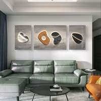 סט תמונות זכוכית מחולקות בעיצוב אבסטרקטי מודרני עם צורות אורגניות, קו מואר וגווני אפור, שחור ועץ בסלון מעוצב