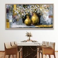 תמונת קנבס Symphony in Gold – שני כדים מוזהבים מלאים בפרחים לבנים על רקע מופשט בגווני אפור וזהב