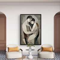 תמונת קנבס עם זוג דמויות מופשטות בחיבוק עדין בגווני שמנת, אפור וחום בעיצוב רגוע ואלגנטי