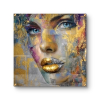 תמונת זכוכית מרובעת של דיוקן נשי עם מבט כחול ושפתיים זהובות בעיצוב אבסטרקטי יוקרתי