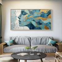 קנבס מודרני מעל ספה עם פנים נשיות אבסטרקטיות בגווני טורקיז וזהב יוקרתי