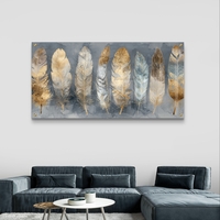 תמונת זכוכית לרוחב עם נוצות בגווני זהב ושמנת בעיצוב אלגנטי ומודרני לסלון