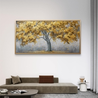 תמונת קנבס לרוחב עם עץ מוזהב ועלים נושרים בעיצוב אלגנטי על רקע רגוע, להוספת יוקרה וחום לסלון.