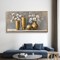 תמונת קנבס טבע דומם עם אגרטלי זהב ופרחים לבנים על רקע אפור בסגנון ציורי יוקרתי