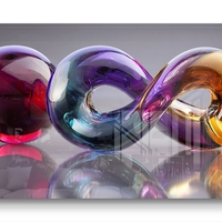 תמונת זכוכית לרוחב עם צורות אבסטרקטיות זורמות בגווני כחול, סגול וזהב בעיצוב מודרני יוקרתי