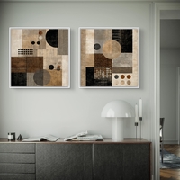 זוג תמונות קנבס מרובעות עם עיצוב גאומטרי בגווני שחור, חום ושמנת, בהדפסה חלקה ללא תבליט מקולקציית תכשיט לבית.