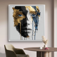 תמונת קנבס מרובעת עם דיוקן נשי אבסטרקטי בשחור ולבן, נגיעות זהב וכחול, הדפסה חלקה ללא תבליט
