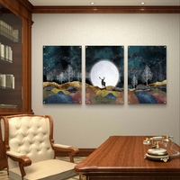 שלישיית תמונות זכוכית עם ירח מלא ואייל בנוף טבעי בגווני כחול וזהב, בעיצוב יוקרתי ומרגיע לסלון