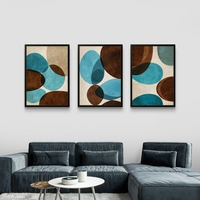 סט של שלוש תמונות קנבס אבסטרקטיות עם צורות אורגניות בגווני טורקיז, חום ושמנת, בעיצוב מודרני לסלון.