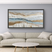 תמונת קנבס לרוחב בסגנון אבסטרקטי עם שכבות לבן ותכלת ונגיעות זהב לעיצוב סלון רגוע ויוקרתי