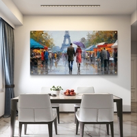 תמונת זכוכית לרוחב עם זוג מטייל בפריז בגשם, מגדל אייפל ברקע ועיצוב רומנטי ויוקרתי