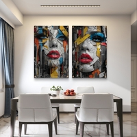 זוג תמונות זכוכית עם דיוקן נשי אבסטרקטי בצבעים דרמטיים ועיצוב מודרני יוקרתי