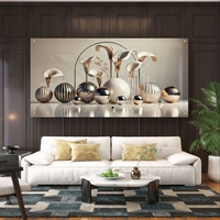 תמונת זכוכית יוקרתית עם פרחי קאלה וכדורים מטאליים בגווני זהב ורוז גולד