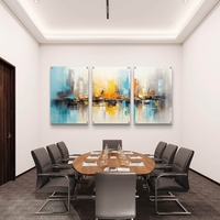 תמונת זכוכית אבסטרקטית של עיר והשתקפות מים