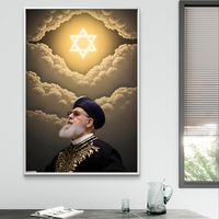 תמונת קנבס המציגה רב מביט מעלה לעבר מגן דוד זוהר בתוך שמיים מעוננים, בגוונים חמים של זהב ושחור.