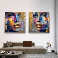זוג תמונות קנבס מרובעות של דיוקן נשי צבעוני עם שפתיים מוזהבות, בהדפסה חלקה לעיצוב קיר מודרני ויוקרתי.