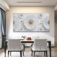 הדפסה על זכוכית בעיצוב נקי עם עיגולים לבנים ומרכזי זהב, מראה יוקרתי ובהיר לקיר