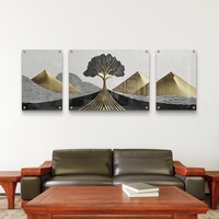 תמונת זכוכית מחולקת טריפטיכון עם עץ מוזהב ופסגות זהב על רקע קווים שחורים – תכשיט לבית