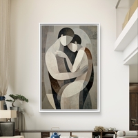 תמונת קנבס עם זוג דמויות מופשטות בחיבוק עדין בגווני שמנת, אפור וחום בעיצוב רגוע ואלגנטי