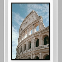 תמונת קנבס עוצמת הרומא – הקולוסיאום ברומא בצילום אדריכלי יוקרתי, מתוך קולקציית NEXTGEN BY BAR של תכשיט לבית, בהדפסה חלקה ואיכותית במיוחד.