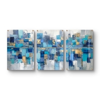 תמונת זכוכית מחולקת לשלושה חלקים בעיצוב אבסטרקטי בגווני כחול, טורקיז וזהב תלויה מעל שולחן אוכל מודרני.