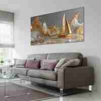 תמונת זכוכית לרוחב עם סירת מפרש מוזהבת החוצה גלים בגווני זהב ואפור בעיצוב יוקרתי לבית