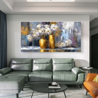 תמונת קנבס Golden Bloom – אגרטלי זהב עם פרחים לבנים על רקע מופשט יוקרתי