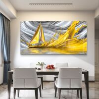 תמונת זכוכית לרוחב עם סירה ומפרש זהוב בתנועה דרמטית על רקע גלים אפורים