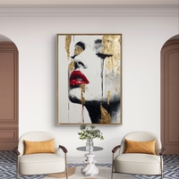 תמונת קנבס עם דיוקן נשי אבסטרקטי בגווני שחור ולבן, שפתיים אדומות ונגיעות זהב בעיצוב יוקרתי ודרמטי