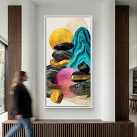 יצירה אבסטרקטית לאורך עם קומפוזיציית אבני שיש וקווים מוזהבים.