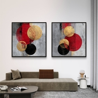 זוג תמונות קנבס מרובעות בעיצוב אבסטרקטי עם מעגלים בגווני אדום, שחור וזהב על רקע אפור, בהדפסה חלקה לעיצוב מודרני ויוקרתי.