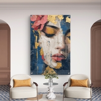 תמונת זכוכית עם דמות נשית בעיניים עצומות, טקסטורות זהב וגווני כחול בעיצוב אמנותי, רגוע ויוקרתי לקיר הבית