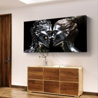 תמונת קנבס לרוחב עם זוג דיוקנאות עתידניים בגווני שחור וכסף, מראה מתכתי דרמטי ועיצוב מודרני יוקרתי