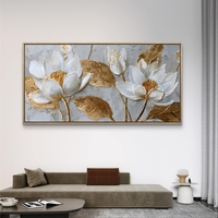תמונת קנבס לרוחב עם פרחי לוטוס לבנים ועלים מוזהבים בעיצוב אלגנטי ורגוע לסלון