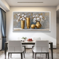 קנבס אלגנטי לפינת אוכל עם אגרטלים מוזהבים ופריחה לבנה, מרקם צבע עדין ומודרני