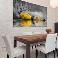 תמונת זכוכית רוחבית של אבנים מוזהבות מעל מים עם רקע אפור דרמטי – תכשיט לבית