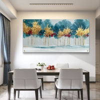 תמונת זכוכית לרוחב עם עצים אבסטרקטיים בגווני טורקיז וזהב, בהדפסה חלקה למראה יוקרתי ומודרני לפינת אוכל או סלון.