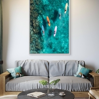 תמונת קנבס גלים של חופש – ארבעה גולשים מעל ים טורקיז צלול, מתוך קולקציית NEXTGEN BY BAR של תכשיט לבית, בהדפסה חלקה ואיכותית לעיצוב מודרני.