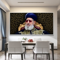 תמונת קנבס אומנותית המציגה את הרב עובדיה יוסף יושב על כסא מפואר, מוקף ברקע מעוטר בגווני זהב ושחור, בלבוש מסורתי מעוטר זהב.