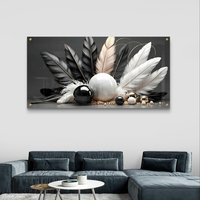 תמונת זכוכית נוצות שחור-לבן עם כדורים דקורטיביים וזהב, מראה יוקרתי ומודרני