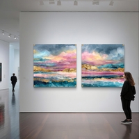 זוג תמונות זכוכית מרובעות בעיצוב אבסטרקטי עם שכבות צבע בגווני טורקיז, ורוד וזהב, בעיצוב יוקרתי לקיר הסלון.