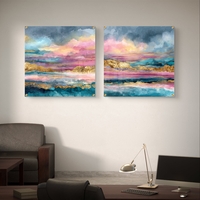 זוג תמונות זכוכית מרובעות בעיצוב אבסטרקטי עם שכבות צבע בגווני טורקיז, ורוד וזהב, בעיצוב יוקרתי לקיר הסלון.