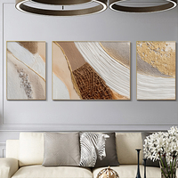 תמונת קנבס מחולקת בהדפסה חלקה בסגנון אבסטרקט בגווני קרם, חול וזהב, בעיצוב יוקרתי לקיר סלון.