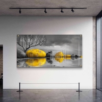 תמונת זכוכית רוחבית של אבנים מוזהבות מעל מים עם רקע אפור דרמטי – תכשיט לבית