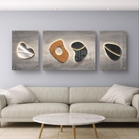 סט תמונות זכוכית מחולקות בעיצוב אבסטרקטי מודרני עם צורות אורגניות, קו מואר וגווני אפור, שחור ועץ בסלון מעוצב